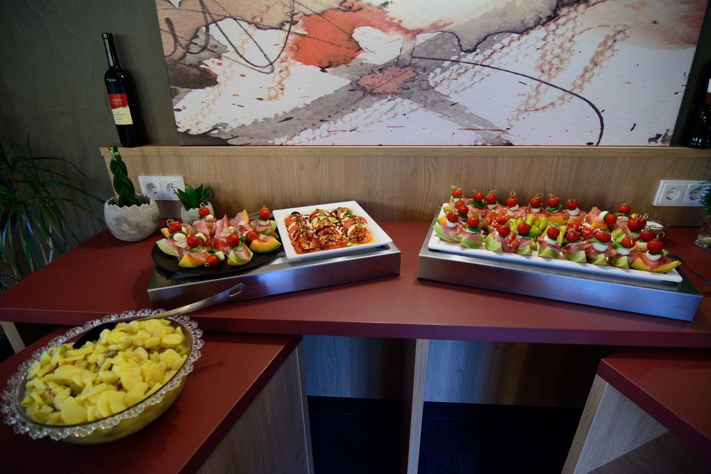 Hotel-Restaurant-Weingut Kapellenhof Клотен Екстериор снимка