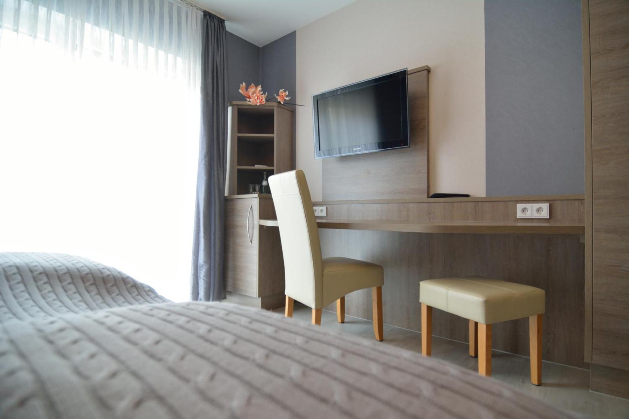 Hotel-Restaurant-Weingut Kapellenhof Клотен Екстериор снимка